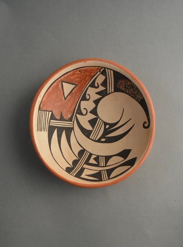 VINTAGE HOPI PUEBLO SHALLOW BOWL POT - EAGLE TAIL WING SPIRAL - 6 1/8" ACROSS (1 of 2)