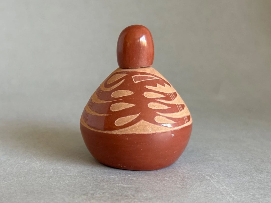 SANTA CLARA PUEBLO CAMILLA SUNFLOWER TAFOYA 1902-1995 MINIATURE SEED POT (1 of 2)