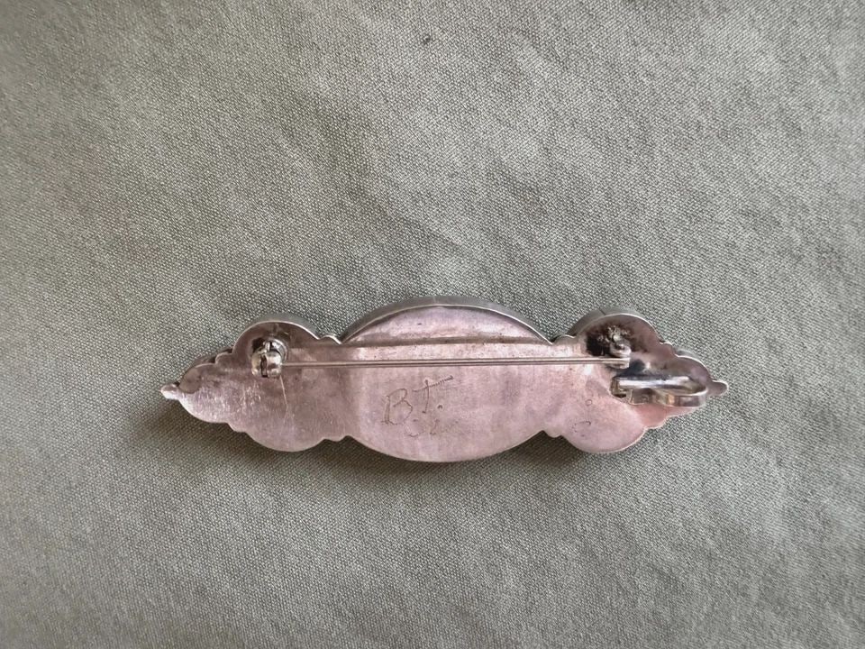 VINTAGE STERLING SILVER AND MALACHITE PIN AND PENDANT ..2 3/4": VINTAGE STERLING SILVER AND MALACHITE PIN AND PENDANT ..2 3/4" 2 3/4" Wide X 7/8" Tall Pendant and pen 21 Grams signed BT Throughout the 40 years that I have been in business, I have purchased jewelry