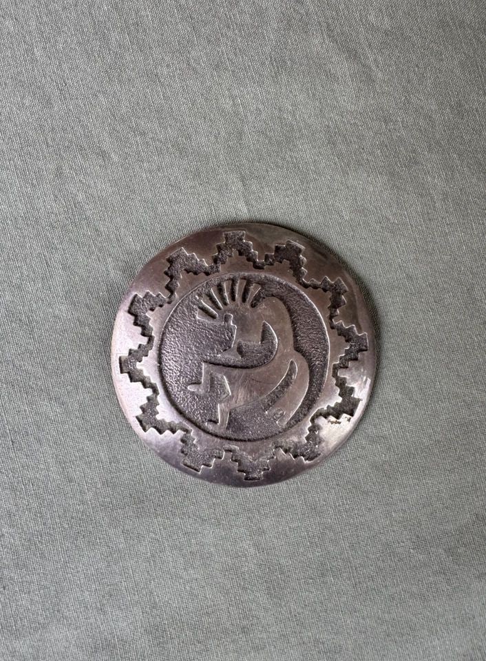VINTAGE NAVAJO STERLING SILVER PENDANT- KOKOPELLI PIN 2 1/8" 28.5 GRAMS: VINTAGE NAVAJO STERLING SILVER PENDANT- KOKOPELLI PIN 2 1/8" 28.5 GRAMS Large Pendant and Pin 2 1/8" tall ..28.5 Grams Throughout the 40 years that I have been in business, I have purchased jewelry fr