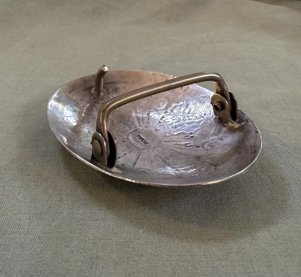 VINTAGE NAVAJO STERLING SILVER BELT BUCKLE SIGNED MJ: VINTAGE NAVAJO STERLING SILVER BELT BUCKLE SIGNED MJ 2" Tall x 2 5/8" Wide ..24.6 Grams Throughout the 40 years that I have been in business, I have purchased jewelry from pawn shops throughout the So