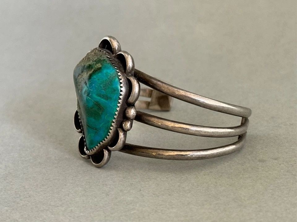 OLD PAWN NAVAJO STERLING SILVER AND TURQUOISE BRACELET (1 of 2)