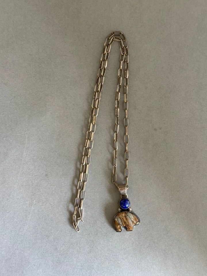 VINTAGE NAVAJO STERLING SILVER W LAPIS AND PETRIFIED WOOD BEAR PENDANT ON CHAIN (1 of 2)