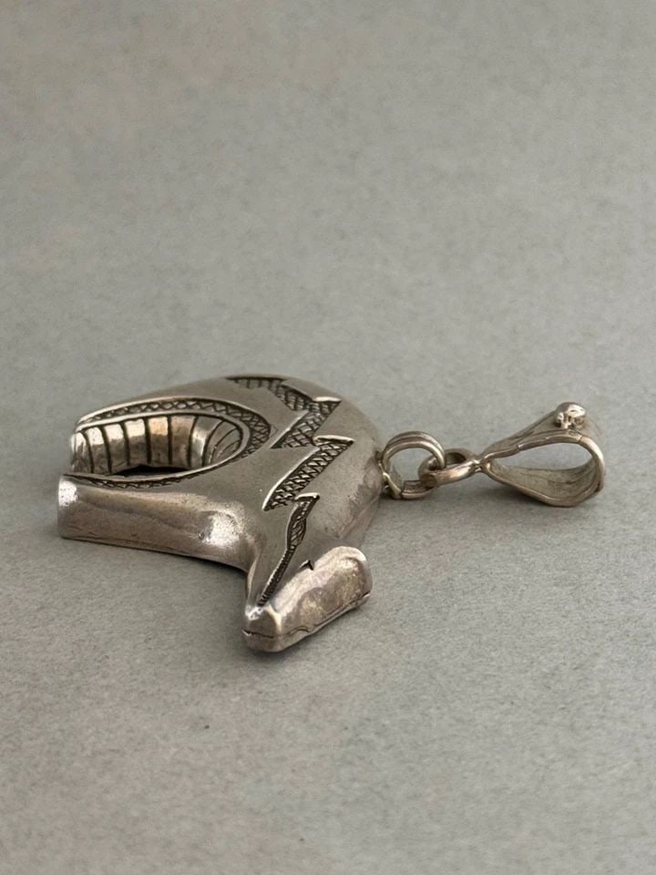 VINTAGE NAVAJO LIBERTY EE STERLING SILVER HEARTLINE SPIRIT BEAR PENDANT (1 of 2)
