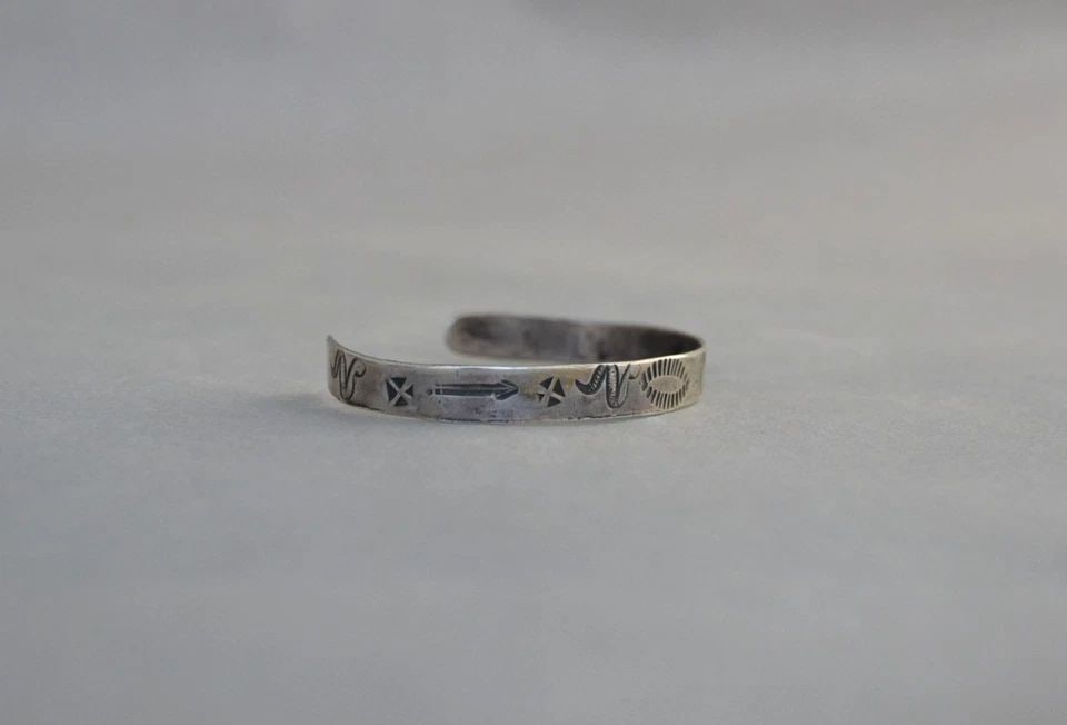 UNIQUE OLD PAWN NAVAJO-HOPI HANDSTAMPED STERLING SILVER BRACELET - (1 of 2)