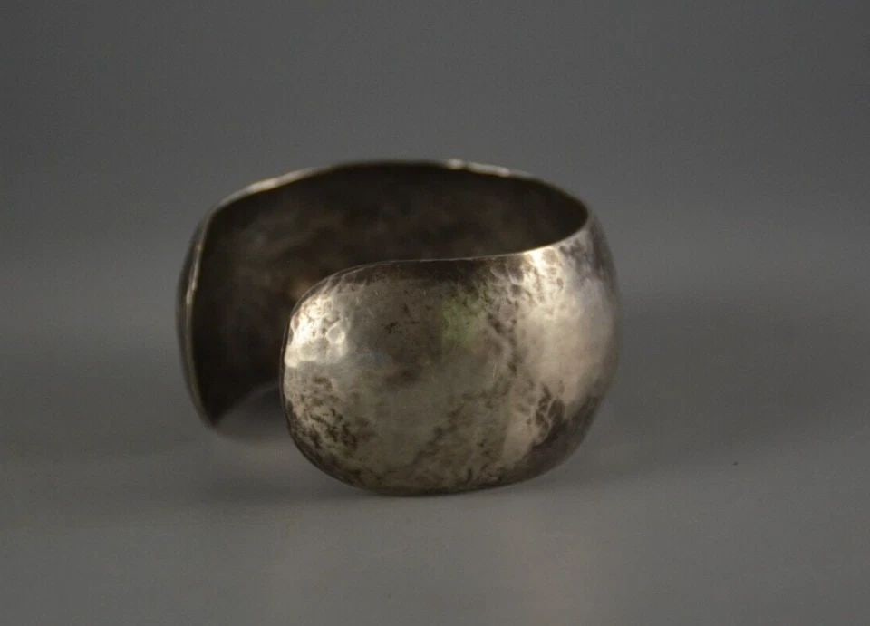 VINTAGE HAND HAMMERED WIDE STERLING SILVER CUFF BRACELET - 6 3/4" (1 of 2)