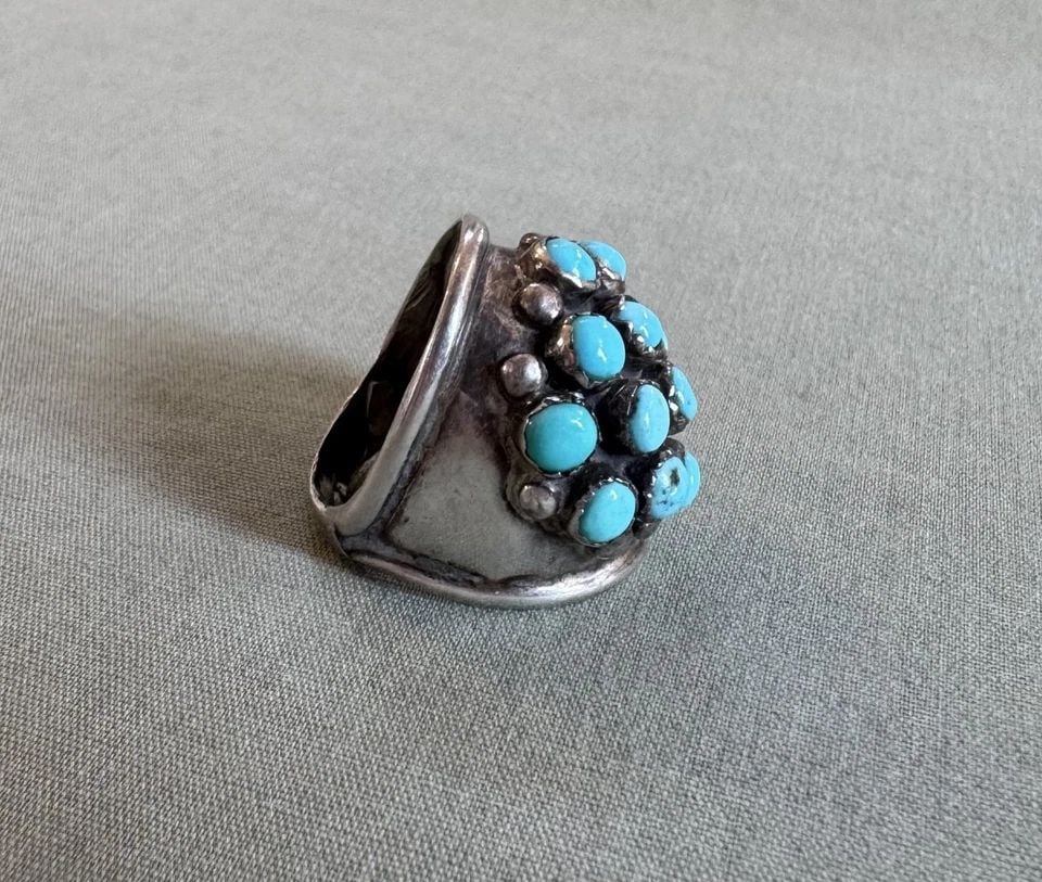 OLD PAWN ZUNI STERLING SILVER TURQUOISE RING SIZE 5 1/2: OLD PAWN ZUNI STERLING SILVER TURQUOISE RING SIZE 5 1/2 1 " Tall 7.3 Grams Throughout the 40 years that I have been in business, I have purchased jewelry from pawn shops throughout the Southwest that 