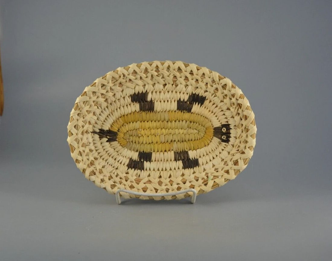 VINTAGE TOHONO O'ODHAM PAPAGO INDIAN PLAQUE BASKET - TURTLE - 6.5" X 8.75" (1 of 2)