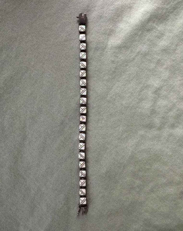 MARY DAYEA VINTAGE OPEL INLAID STERLING SILVER BRACELET .. 7": MARY DAYEA VINTAGE OPEL INLAID STERLING SILVER BRACELET .. 7" 1/4" wide ..7 1/2 Long would fit a wrist 7" or Smaller I see one small corner piece of inlay missing not to noticeable Good condition ..15