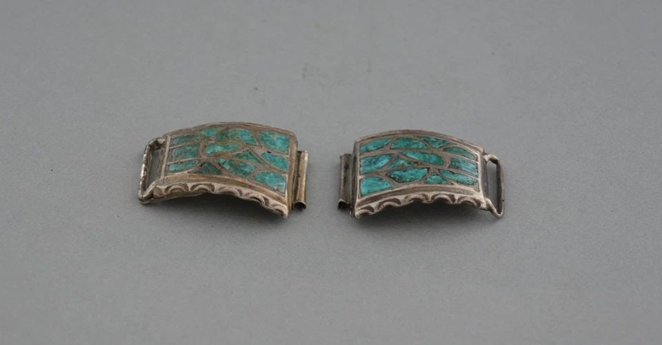 OLD PAWN NAVAJO STERLING SILVER WATCH BAND WITH TURQUOISE INLAY: OLD PAWN NAVAJO STERLING SILVER WATCH BAND WITH TURQUOISE INLAY This old pawn Navajo sterling silver watch band has attractive turquoise inlay with slightly scalloped edges. Each band is 1 1/2" on the