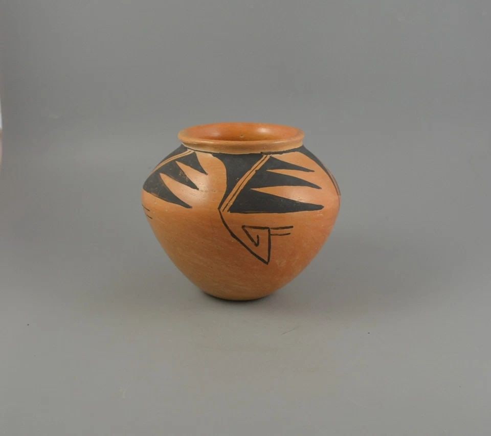 VINTAGE HOPI INDIAN OLLA POT - SIGNED TALAS, POLACCA ARIZ. 6": VINTAGE HOPI INDIAN OLLA POT - SIGNED TALAS, POLACCA ARIZ. 6" This vintage Hopi olla pot has been made in the traditional way. It has a moving design around the top with a spiral design below. It meas