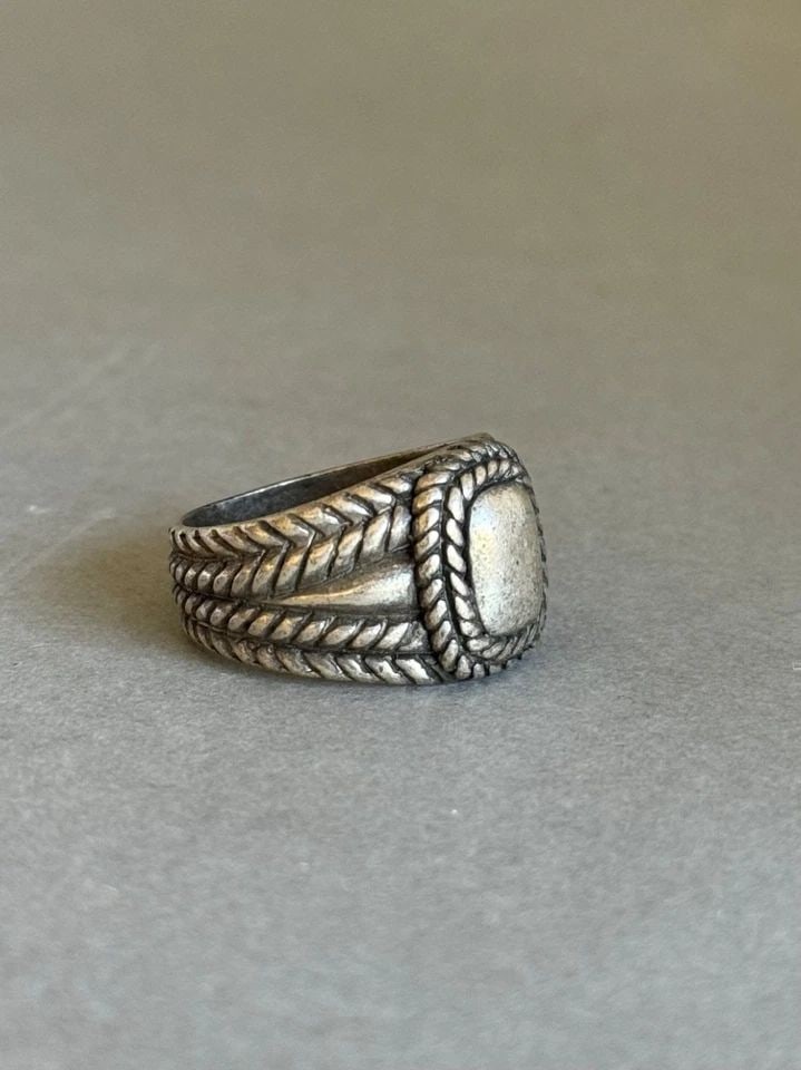 OLD PAWN NAVAJO STERLING SILVER RING. SIZE 12 1/4 (1 of 2)