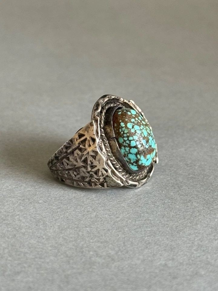 OLD PAWN NAVAJO STERLING SILVER AND TURQUOISE RING. SIZE 8 1/2 (1 of 2)