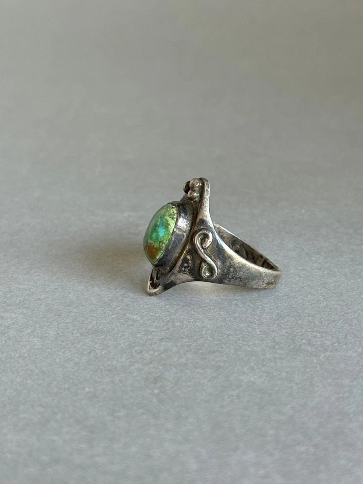 OLD PAWN NAVAJO STERLING SILVER AND TURQUOISE RING. SIZE 10 3/4: OLD PAWN NAVAJO STERLING SILVER AND TURQUOISE RING. SIZE 10 3/4 Old Pawn Navajo Sterling Silver and Turquoise Ring. Size 10 3/4