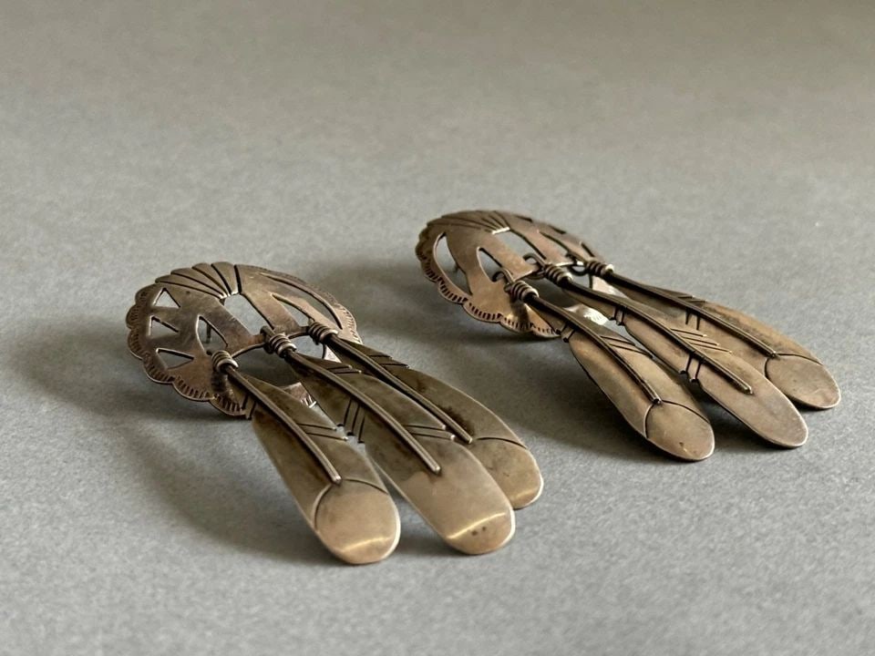 VINTAGE NAVAJO STERLING SILVER EARRINGS WITH FEATHERS. 3?? X 1 (1 of 2)