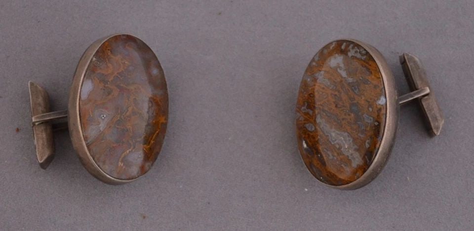 OLD PAW PAIR OF NAVAJO STERLING SILVER CUFFLINKS - PETRIFIED WOOD STONES - 1 1/8: OLD PAW PAIR OF NAVAJO STERLING SILVER CUFFLINKS - PETRIFIED WOOD STONES - 1 1/8 Item Description: This great old pair of Vintage Navajo sterling silver cufflinks have been set with beautiful and high