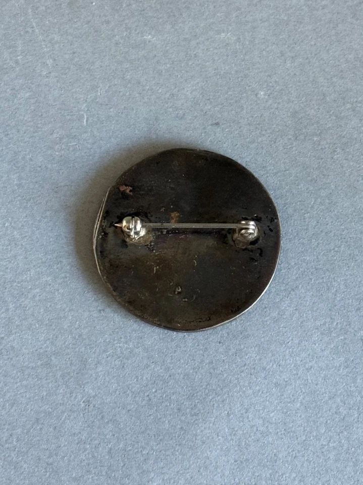 VINTAGE ZUNI STERLING SILVER W/INLAID TURQUOISE AND MOTHER OF PEARL PIN. 1 3/8: VINTAGE ZUNI STERLING SILVER W/INLAID TURQUOISE AND MOTHER OF PEARL PIN. 1 3/8” Vintage Zuni Sterling Silver with Inlaid Turquoise and Mother of pearl Pin. 1 3/8”