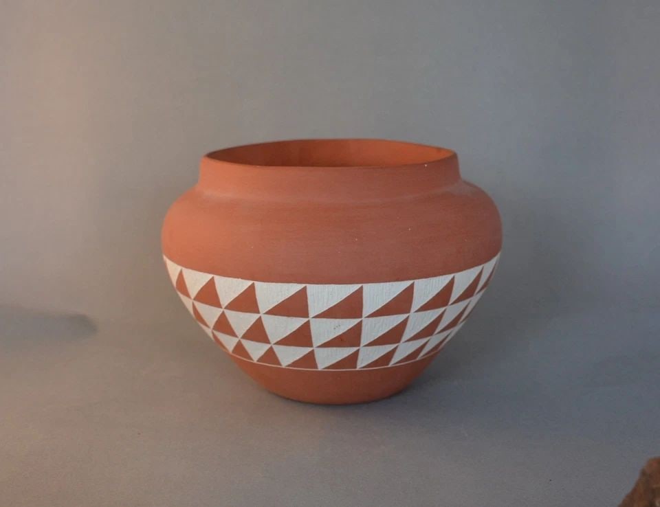 VERNON JOJOLA - ISLETA PUEBLO - BEAUTIFULLY HAND ETCHED AND CRAFTED POT BOWL (1 of 2)