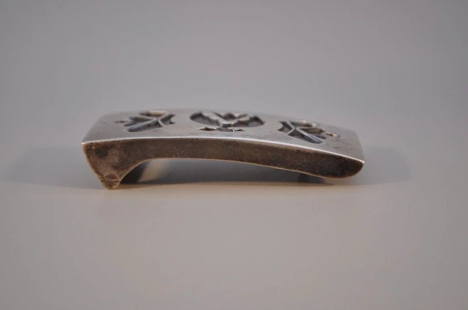 OLD PAWN NAVAJO STERLING SILVER BELT BUCKLE THUNDERBIRD ..: OLD PAWN NAVAJO STERLING SILVER BELT BUCKLE THUNDERBIRD .. Weight 26.31 Grams 1 1/8" x 2 3/8"