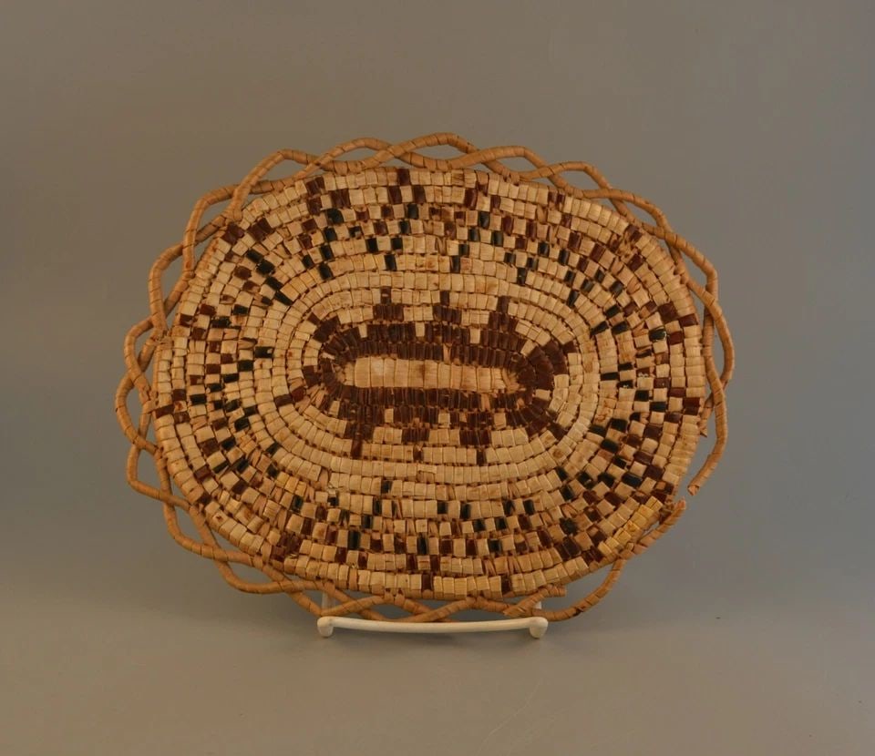 VINTAGE FRASIER THOMPSON RIVER SALISH INDIAN PLAQUE BASKET - IMBRICATED DESIGN: VINTAGE FRASIER THOMPSON RIVER SALISH INDIAN PLAQUE BASKET - IMBRICATED DESIGN Item Description: This vintage Thompson River basket plaque has an imbricated design woven in cherry barks. The basket me