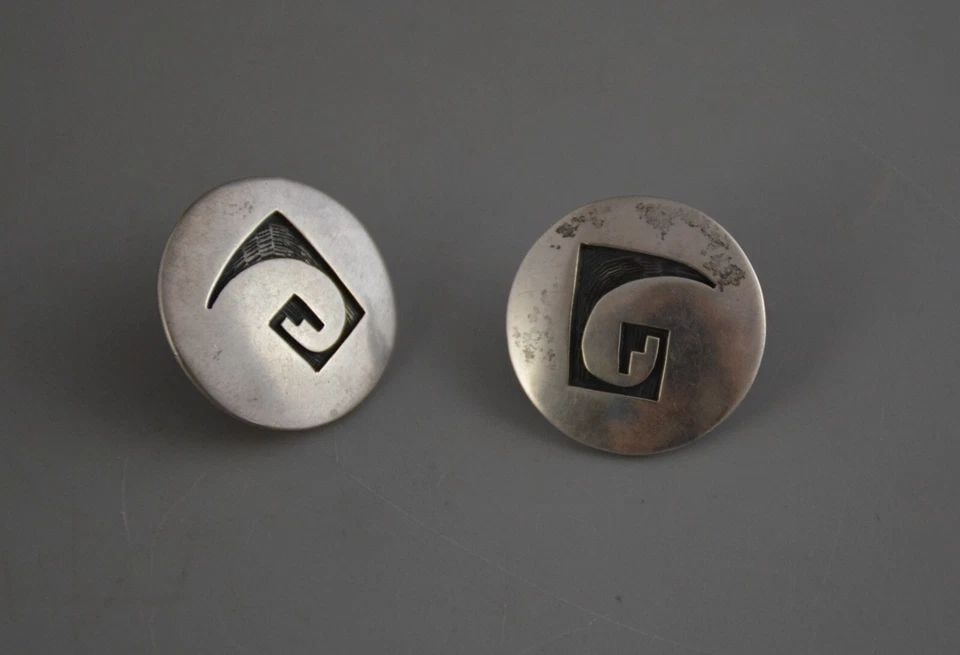 VTG HOPI INDIAN SILVER EARRINGS - BEAUTIFUL SPIRAL KIVA STEP DESIGN - 1" CIRCLES: VTG HOPI INDIAN SILVER EARRINGS - BEAUTIFUL SPIRAL KIVA STEP DESIGN - 1" CIRCLES This pair of vintage Hopi sterling silver earrings have been beautifully crafted. They have a lovely spiral, kiva step 