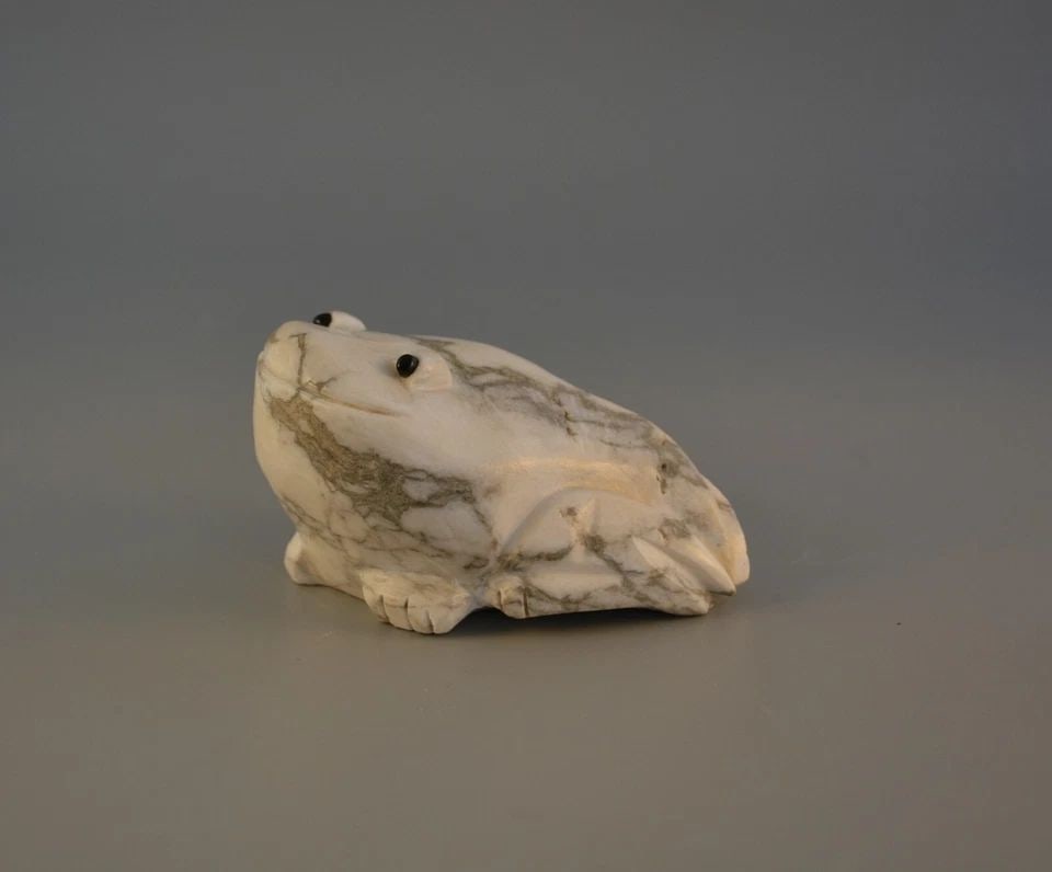 LARGE VINTAGE ZUNI INDIAN FETISH CARVING - WHITE MARBLE FROG ONYX EYES - 4" LONG (1 of 2)