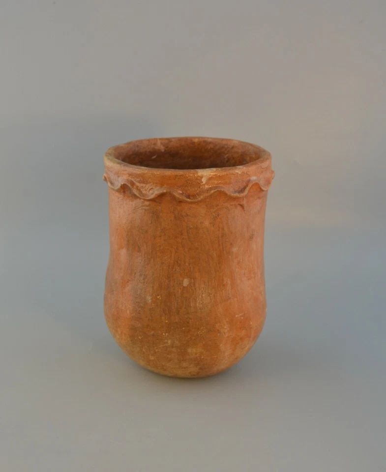 VINTAGE NAVAJO TRADITIONAL INDIAN POT - ZONNIE BEGAY 6 1/2 " TALL: VINTAGE NAVAJO TRADITIONAL INDIAN POT - ZONNIE BEGAY 6 1/2 " TALL Item Description: This pot is 6.5" tall by 5" across at the top. It was found here in Arizona with the old tag on the bottom identifyi