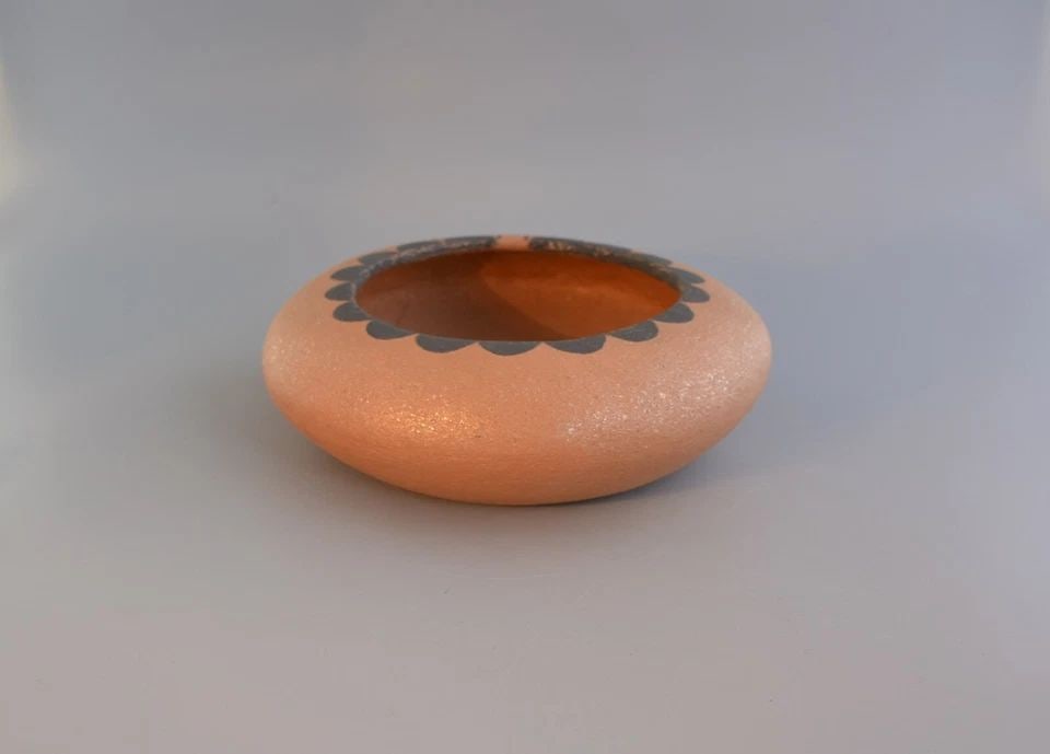 VINTAGE SAN JUAN PEUBLO INDIAN POTTERY BOWL - LINDA MAESTAS 7 1/2": VINTAGE SAN JUAN PEUBLO INDIAN POTTERY BOWL - LINDA MAESTAS 7 1/2" Item Description: This vintage pueblo pot was made by San Juan potter Linda Maestas. It has been made of mica clay and handpainted. M