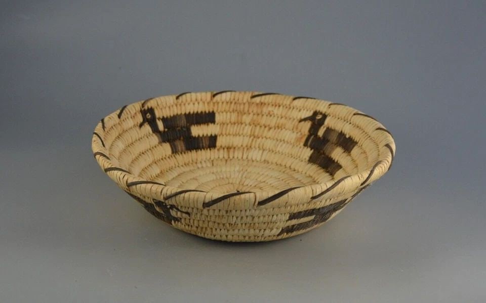 VINTAGE PAPAGO INDIAN BOWL BASKET - 4 FLYING BIRDS - 9 3/4" X 2 5/8" (1 of 2)