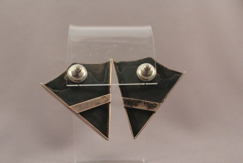 OLD PAWN NAVAJO STERLING SILVER COLLAR SHIRT POINTS KNIFE WING: OLD PAWN NAVAJO STERLING SILVER COLLAR SHIRT POINTS KNIFE WING Item Description: 1 7/8 ” length 1 1/2" Wide. Weight 1 Oz.