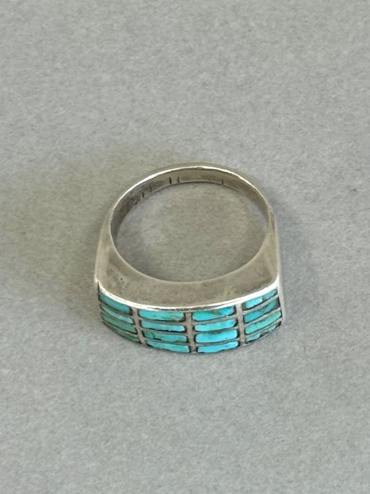 OLD PAWN ZUNI STERLING SILVER AND TURQUOISE RING. SIZE 5 1/2: OLD PAWN ZUNI STERLING SILVER AND TURQUOISE RING. SIZE 5 1/2 Old Pawn Zuni Sterling Silver and Turquoise Ring. Size 5 1/2 “ tall x “ wide