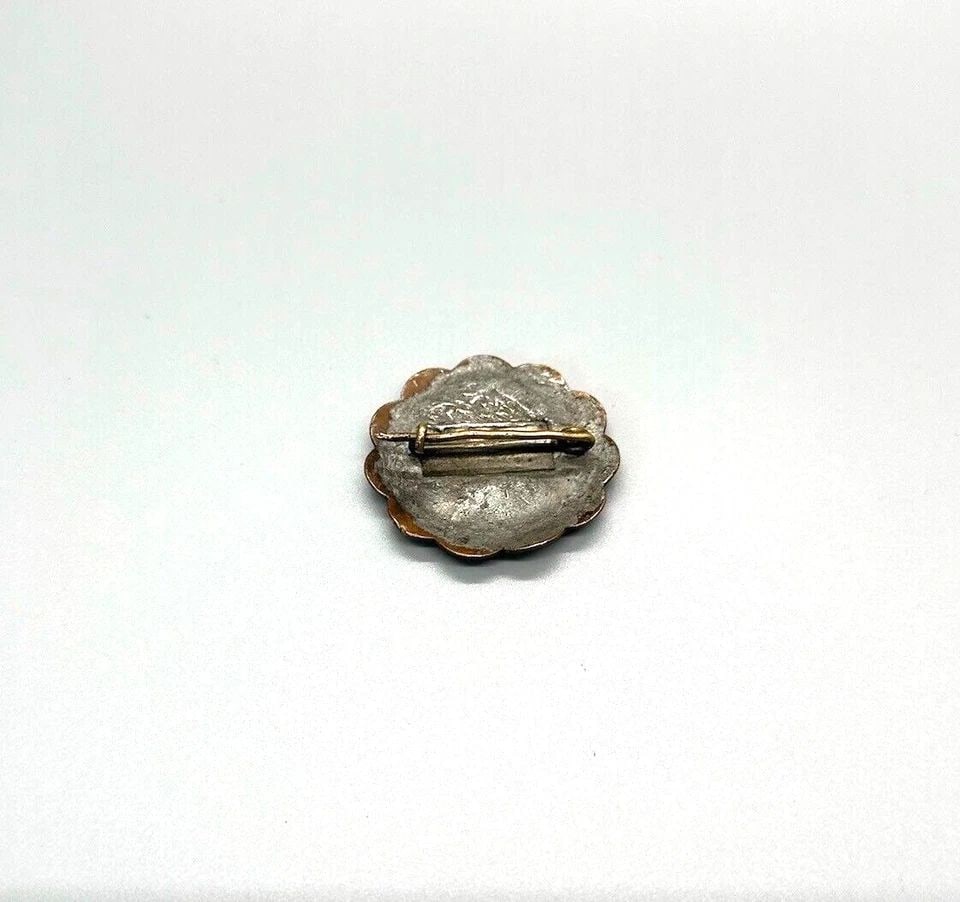 VINTAGE 1932 CHAUFFEUR STATE OF ARIZONA BADGE PIN: VINTAGE 1932 CHAUFFEUR STATE OF ARIZONA BADGE PIN Item Description: Arizona Chauffeur Badge 1 1/2 " Wide ..