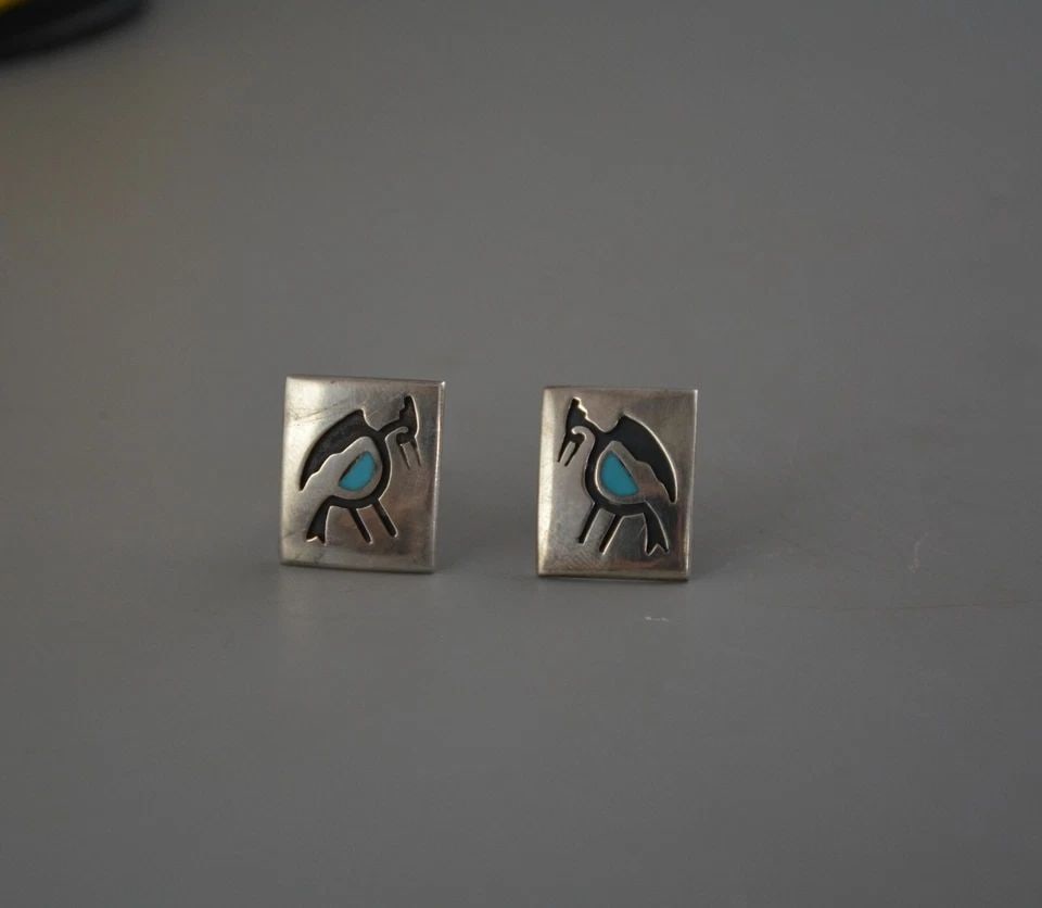 VINTAGE NAVAJO INDIAN SILVER CUFFLINKS - ROADRUNNERS TURQUOISE - 3/4" TALL: VINTAGE NAVAJO INDIAN SILVER CUFFLINKS - ROADRUNNERS TURQUOISE - 3/4" TALL This pair of vintage Navajo Indian cufflinks have been beautifully handcrafted in silver on silver. They measure 3/4" tall an