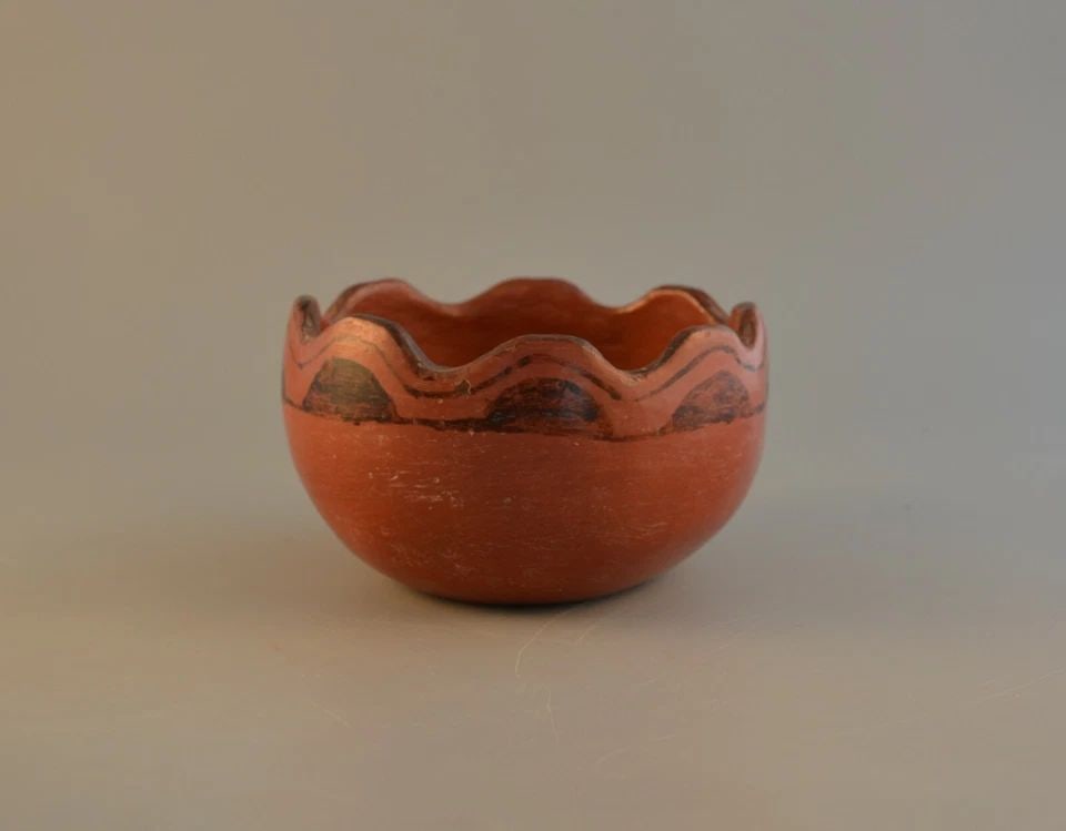 OLD VINTAGE MARICOPA INDIAN PAINTED POT BOWL - WAVY RIM - 1940S (1 of 2)