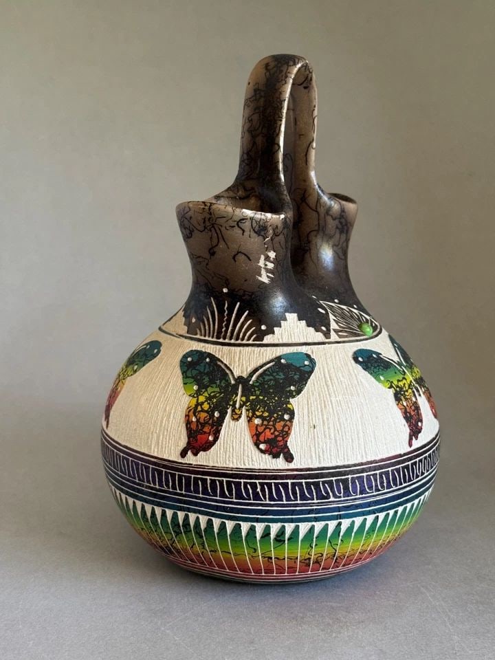VINTAGE NAVAJO HILDA WHITEGOAT HORSEHAIR BUTTERFLY WEDDING VASE 8" (1 of 2)