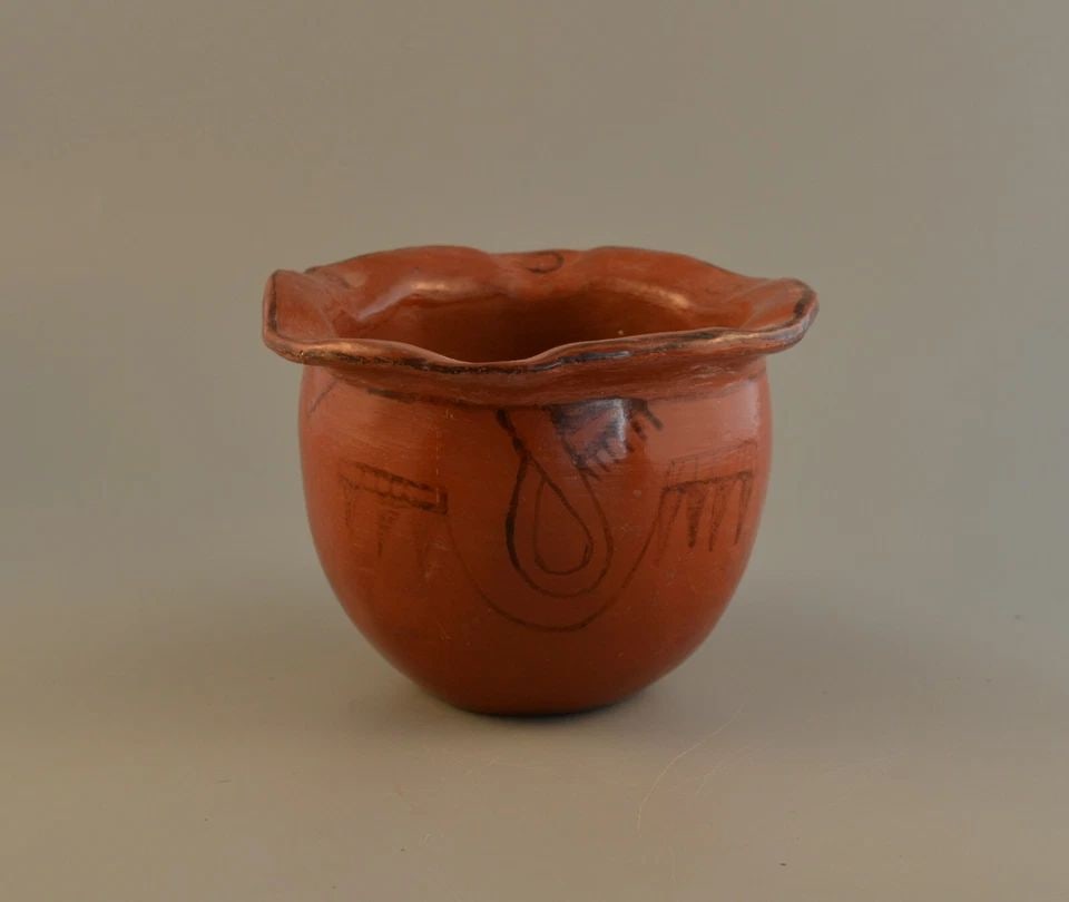 OLD VINTAGE MARICOPA INDIAN TRADITIONAL POT - PAINTED WITH RIPPLED EDGE - 1940S (1 of 2)