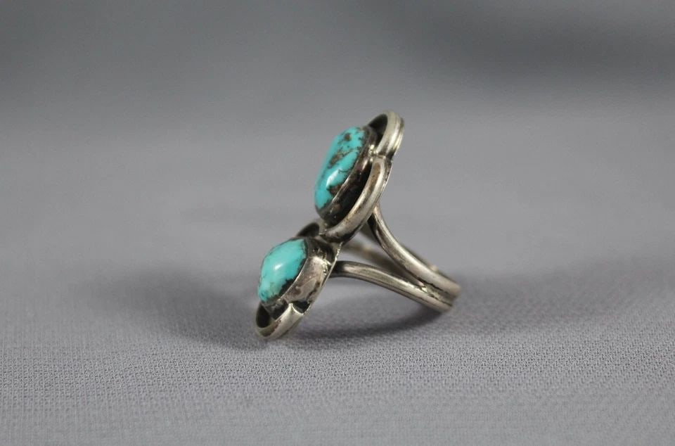 OLD PAWN NAVAJO STERLING SILVER AND TURQUOISE RING SIZE 6: OLD PAWN NAVAJO STERLING SILVER AND TURQUOISE RING SIZE 6 Item Description: 1 1/4” tall