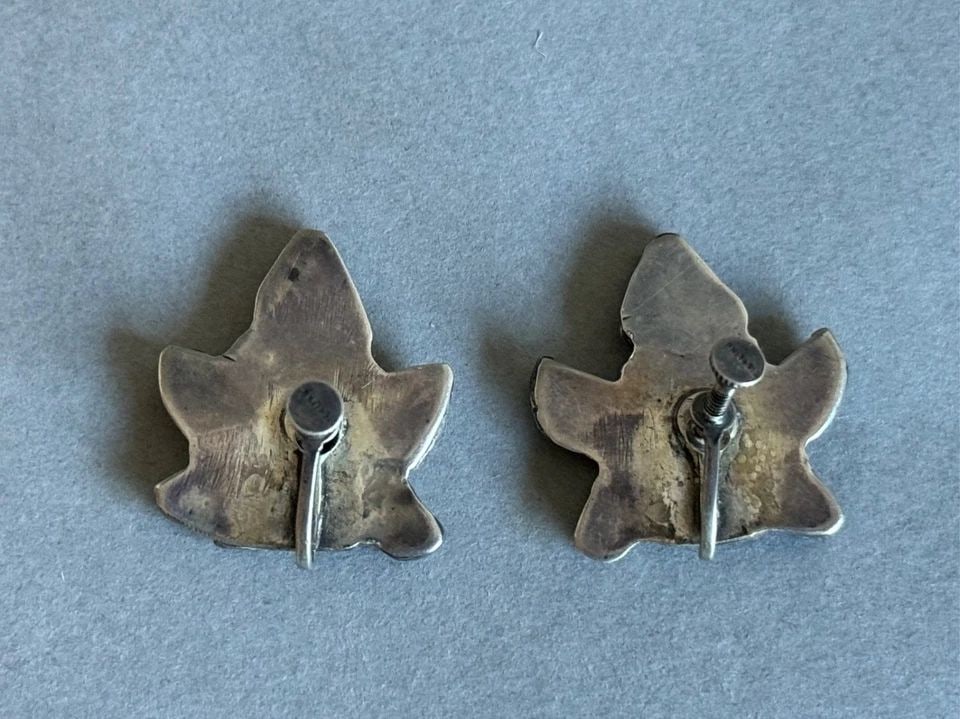 OLD PAWN ZUNI STERLING SILVER INLAID KNIFE WING SCREW BACK EARRINGS.: OLD PAWN ZUNI STERLING SILVER INLAID KNIFE WING SCREW BACK EARRINGS. Old Pawn Zuni Sterling Silver Inlaid Stones and Shell Knife Wing Screw back Earrings. 1"