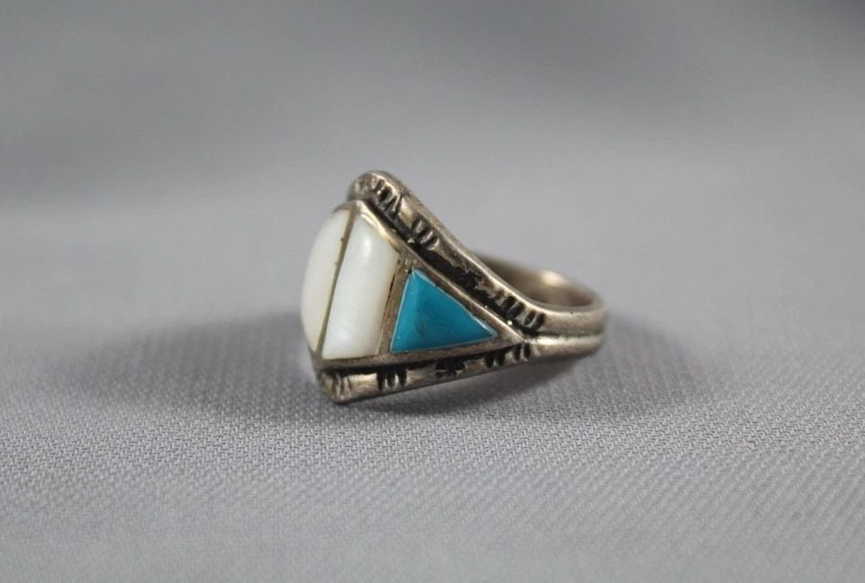 OLD PAWN ZUNI STERLING SILVER AND TURQUOISE AND SHELL RING SIZE 9: OLD PAWN ZUNI STERLING SILVER AND TURQUOISE AND SHELL RING SIZE 9 Item Description: 3/4” tall ..Ring Size 9