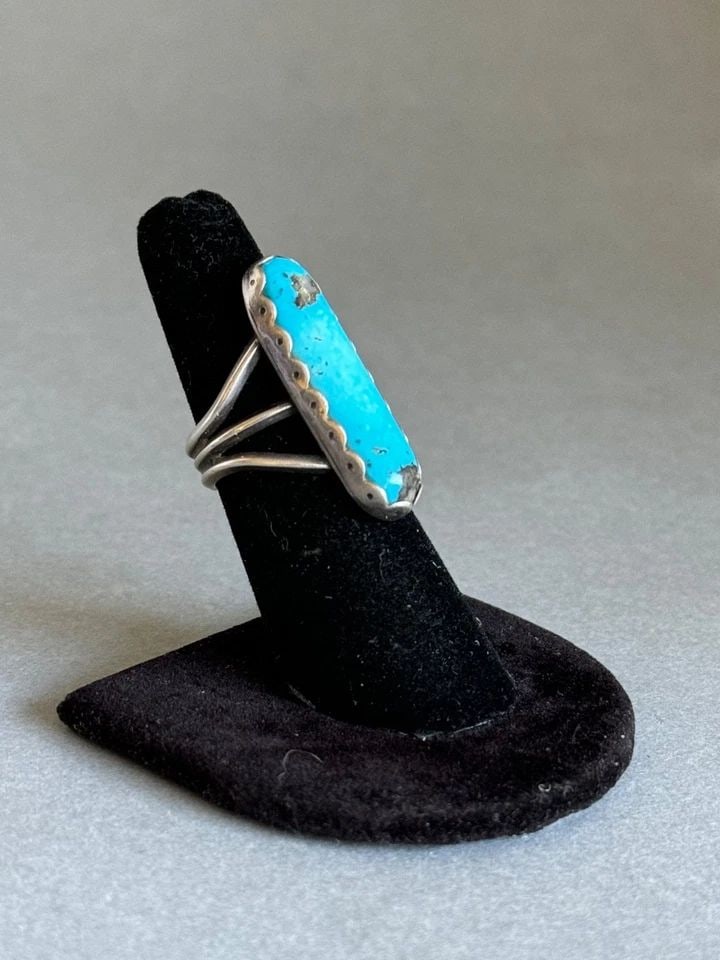 VINTAGE NAVAJO STERLING SILVER AND TURQUOISE RING. SIZE 6 1/4: VINTAGE NAVAJO STERLING SILVER AND TURQUOISE RING. SIZE 6 1/4 Old Pawn Navajo Sterling Silver and Turquoise Ring. Size 6 1 1/4” Tall