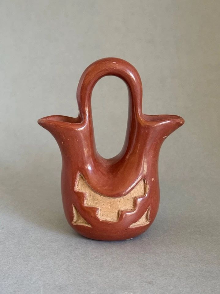 VINTAGE SANTA CLAIRE PUEBLO SMALL WEDDING VASE SIGNED 3 3/4" TALL (1 of 2)
