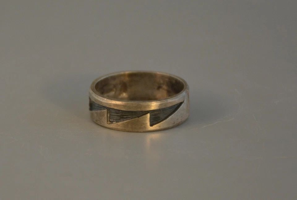 OLD PAWN HOPI INDIAN STERLING SILVER BAND RING - SILVERCRAFT GUILD - SZ 6 1/2: OLD PAWN HOPI INDIAN STERLING SILVER BAND RING - SILVERCRAFT GUILD - SZ 6 1/2 Item Description: This vintage Hopi has an attractive geometric, kiva step and wave design in silver on silver. The band i