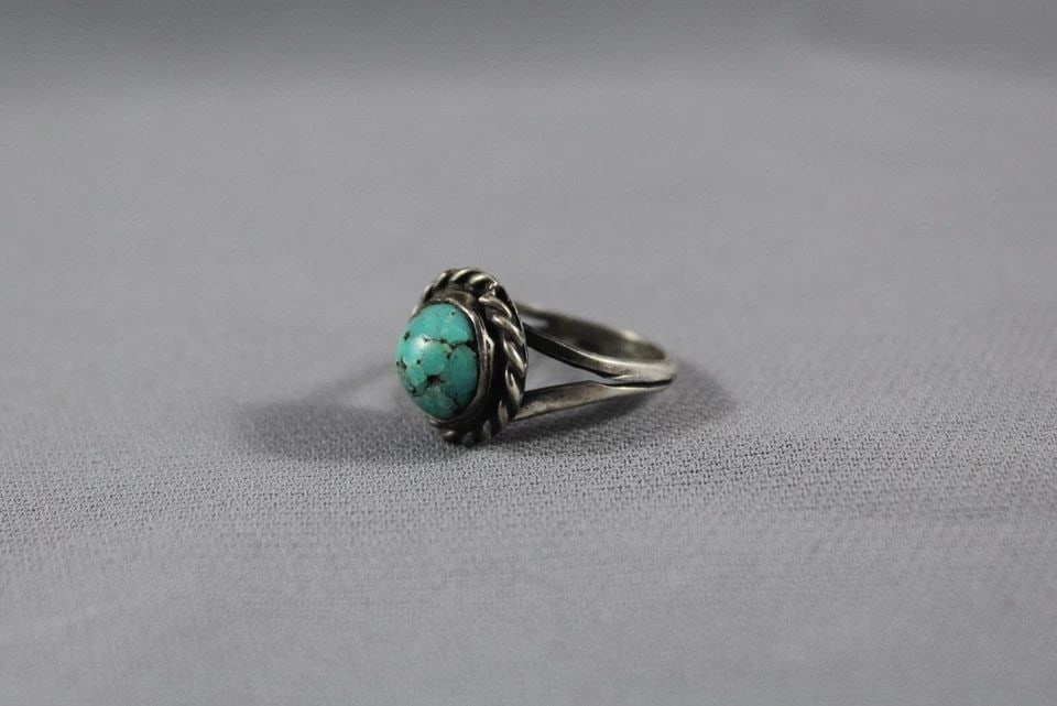 OLD PAWN NAVAJO STERLING SILVER AND TURQUOISE RING SIZE 5 1/2: OLD PAWN NAVAJO STERLING SILVER AND TURQUOISE RING SIZE 5 1/2 Item Description: 1/2” tall