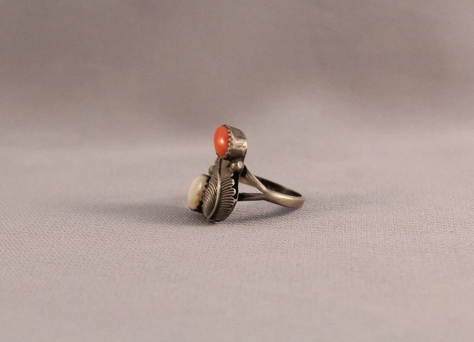 OLD PAWN NAVAJO STERLING SILVER CORAL AND SHELL RING SIZE 7 1/2: OLD PAWN NAVAJO STERLING SILVER CORAL AND SHELL RING SIZE 7 1/2 Item Description: 3/4" tall P