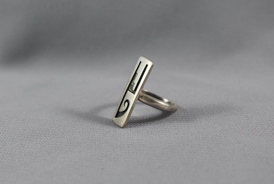 OLD PAWN HOPI STERLING SILVER RING SIZE 5 1/2: OLD PAWN HOPI STERLING SILVER RING SIZE 5 1/2 Item Description: 1” tall