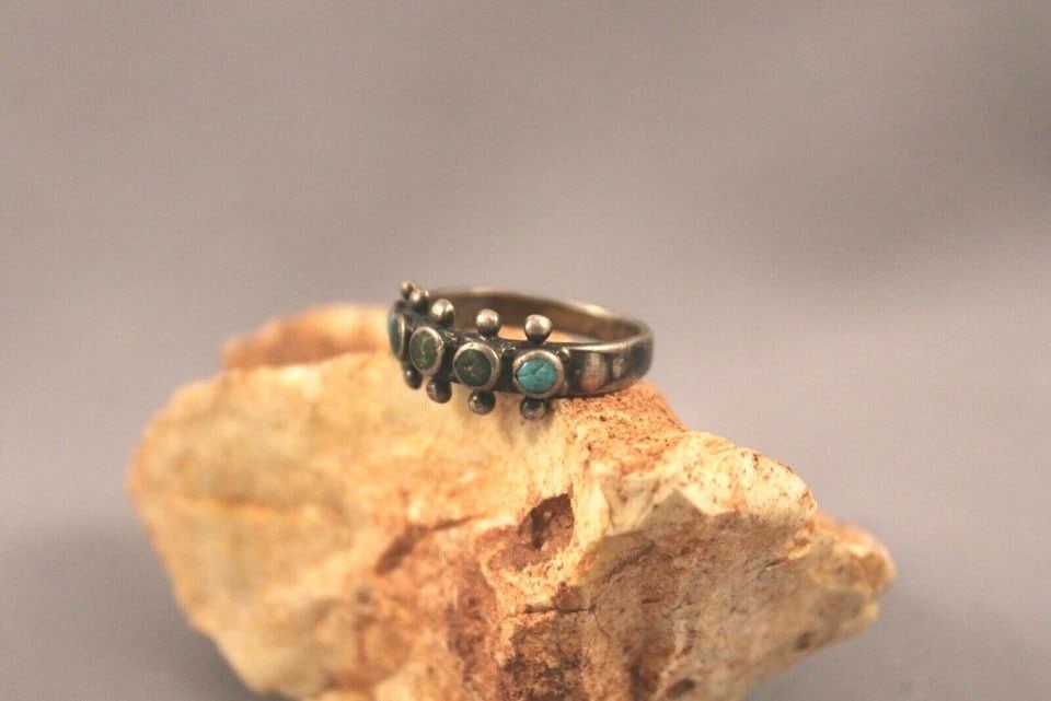 OLD PAWN ZUNI STERLING SILVER AND TURQUOISE RING SIZE 5 3/4: OLD PAWN ZUNI STERLING SILVER AND TURQUOISE RING SIZE 5 3/4 Item Description: 3/8" tall