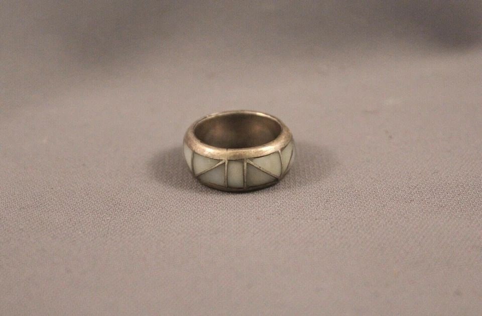 VINTAGE ZUNI MOTHER OF PEARL INLAYED RING SIZE 8 3/4: VINTAGE ZUNI MOTHER OF PEARL INLAYED RING SIZE 8 3/4 Item Description: 3/8" tall