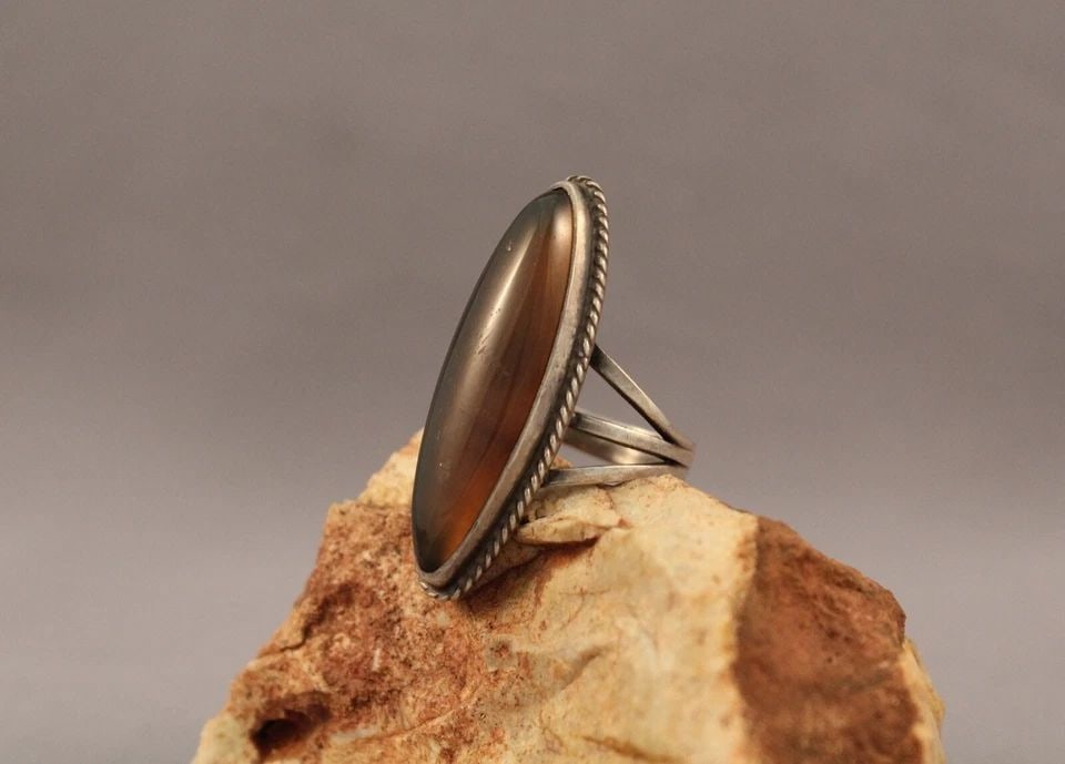 OLD PAWN NAVAJO STERLING SILVER AND AGATE RING SIZE 6: OLD PAWN NAVAJO STERLING SILVER AND AGATE RING SIZE 6 Item Description: 1 3/8” tall