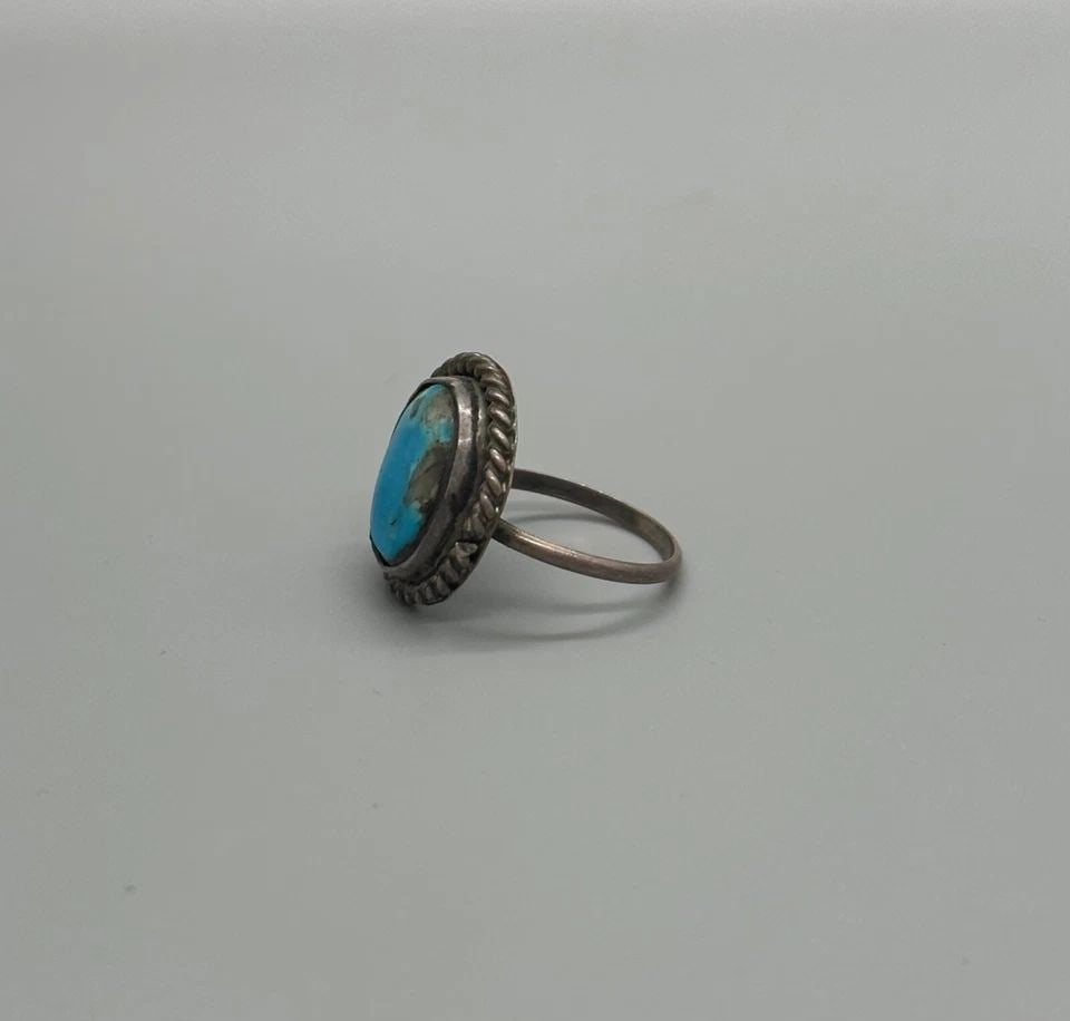 OLD PAWN NAVAJO STERLING SILVER AND TURQUOISE RING SIZE 5 1/4: OLD PAWN NAVAJO STERLING SILVER AND TURQUOISE RING SIZE 5 1/4 Item Description: 5/8 " Tall