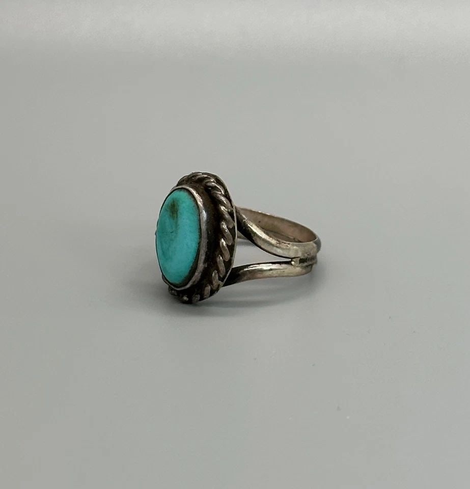 OLD PAWN NAVAJO STERLING SILVER AND TURQUOISE RING SIZE 5 1/2: OLD PAWN NAVAJO STERLING SILVER AND TURQUOISE RING SIZE 5 1/2 Item Description: 5/8 " Tall